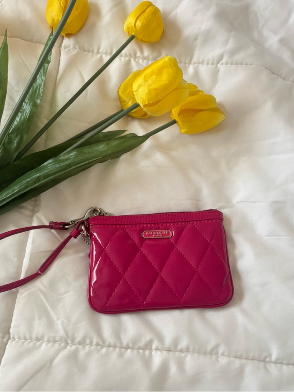 ꨄ︎ Coach Fuchsia Patent Leather Quilted Wristlet
